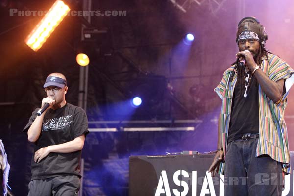 ASIAN DUB FOUNDATION - 2005-09-09 - LA COURNEUVE - Parc Departemental - Grande Scene - 